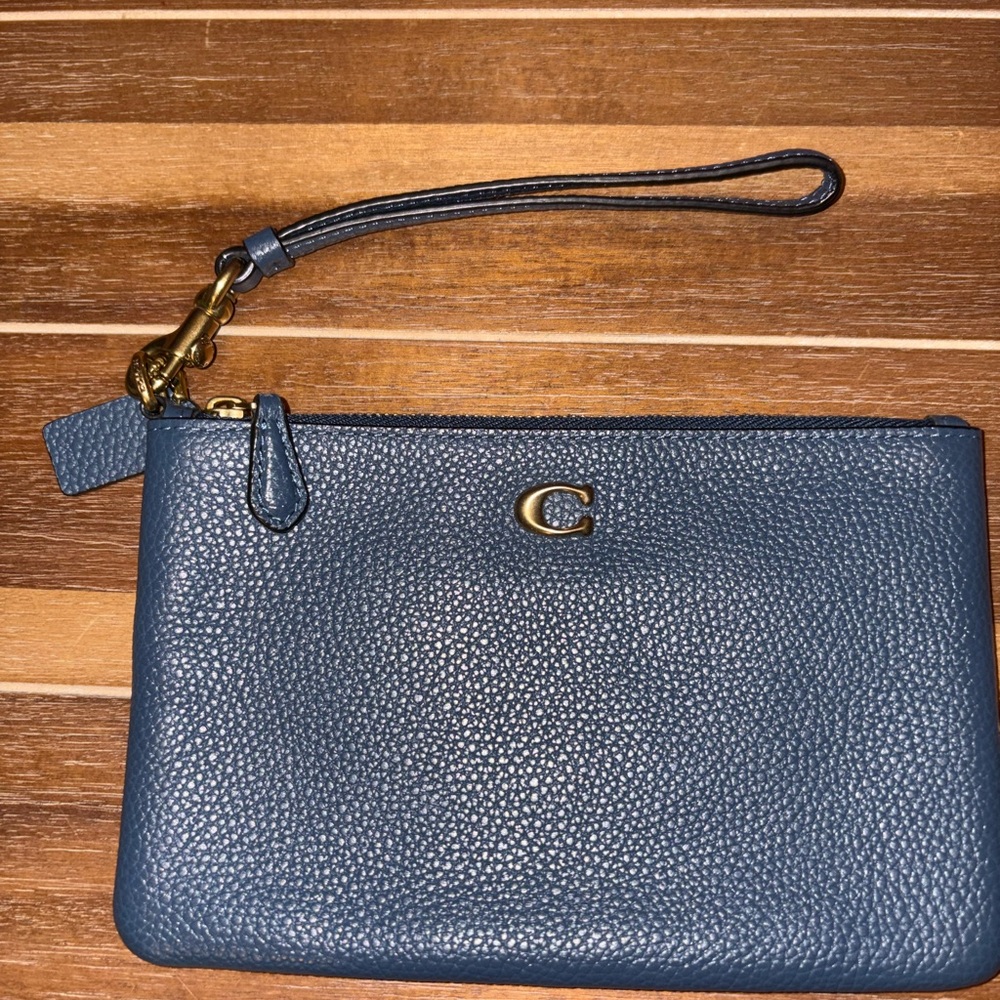 coach Essential Small Wristlet in navy blue